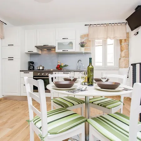 1 Bedroom In Apartment *